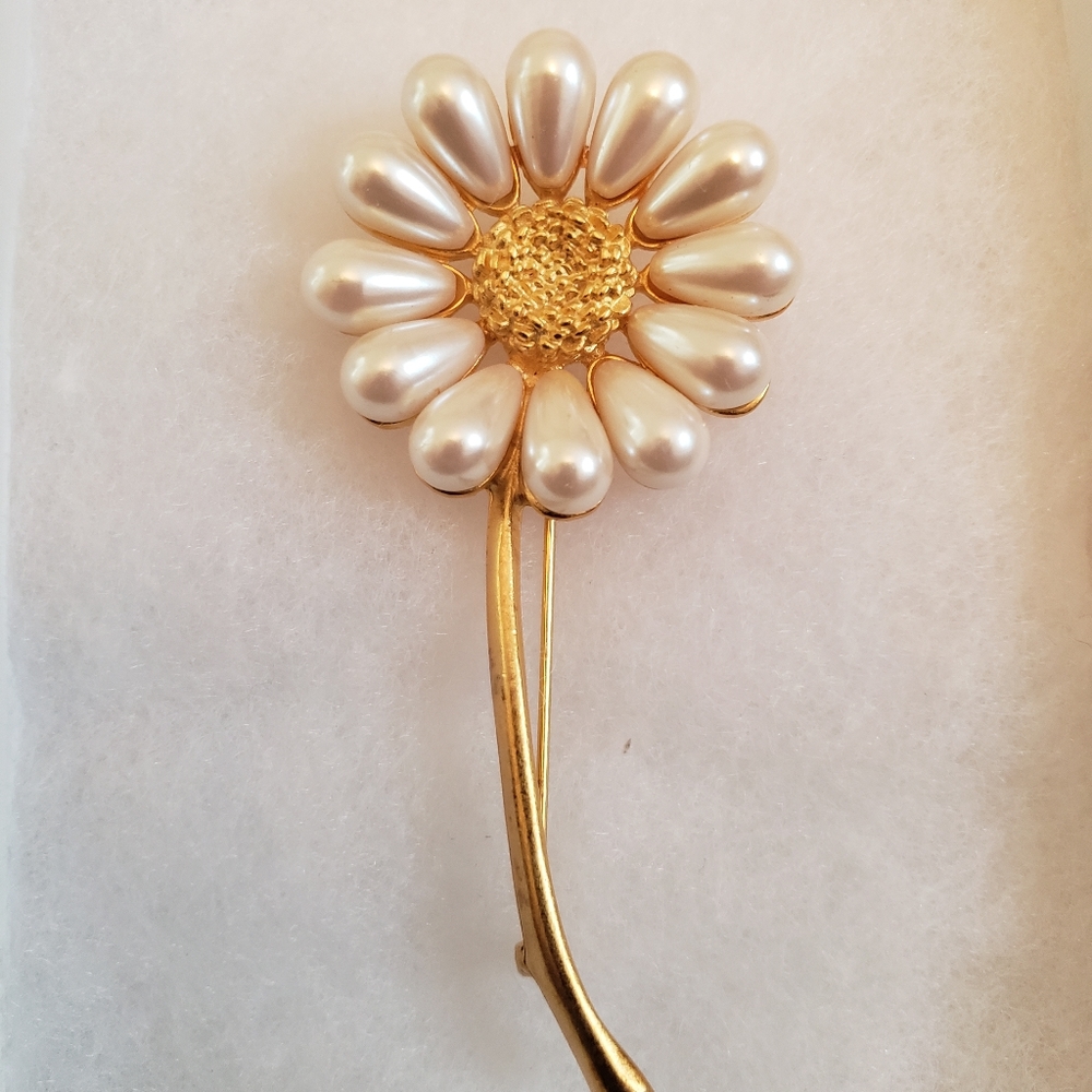 Pre loved givenchy  daisy ❤ brooch